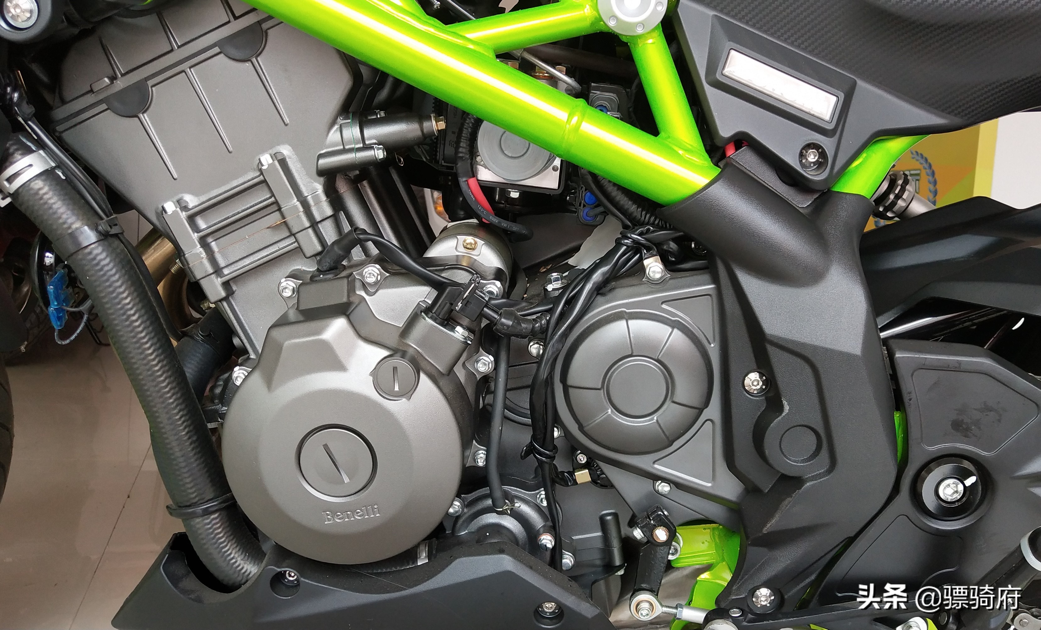 新款302s和老款300有什么区别,2020款轻量化302s与19款区别