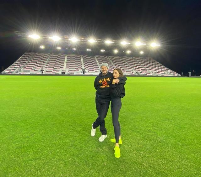 贝克汉姆抱孩子领孩子上街,贝克汉姆带儿子出现足球场