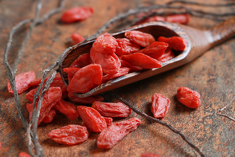 如何保存枸杞不变色不发黄,枸杞过期了没发霉还能泡水吗