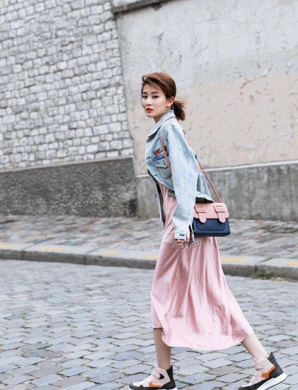 乔欣穿搭上的变美思路,乔欣身穿粉色抹胸缎面公主裙