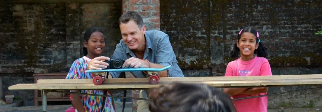 这个男人拍的漫画剪影，小孩看笑了，大人却哭了......