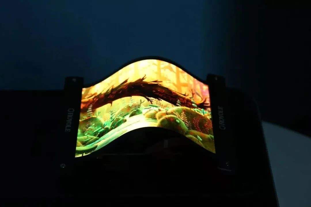 三星要开始玩蛇？手机弯成这样，也就你干得出来