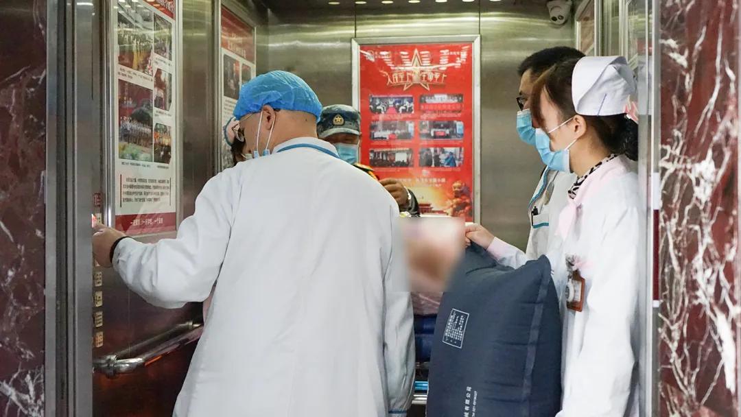 患儿高速路突发疾病骑士医院“飞车”大营救