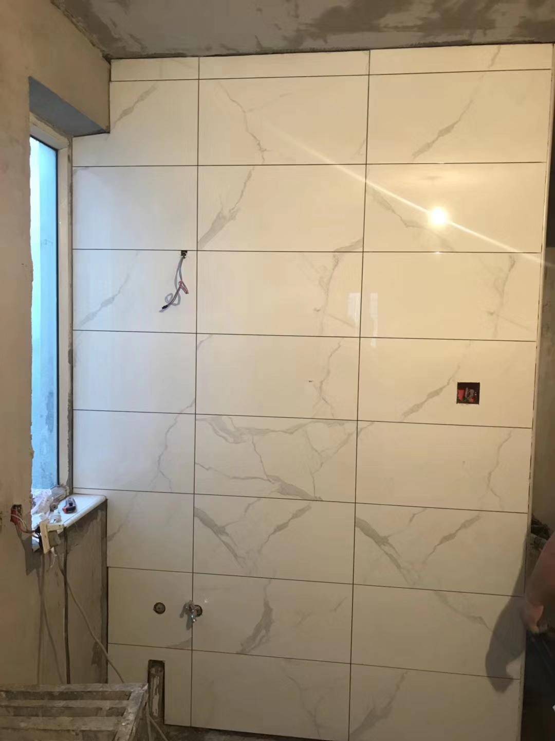 厨房墙面瓷砖脱落找不到合适瓷砖,还没入住瓷砖就脱落