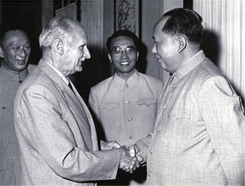 *先念李**开会抽雪茄，毛主席接过一根问：好烟怎么不早点拿出来给我