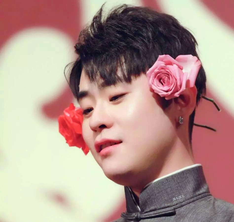 开眼了,能让女孩带着荧光棒听相声的只有他了,为啥这么火?