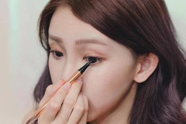 眼线画对眼睛有伤害吗,画眼线显得对眼