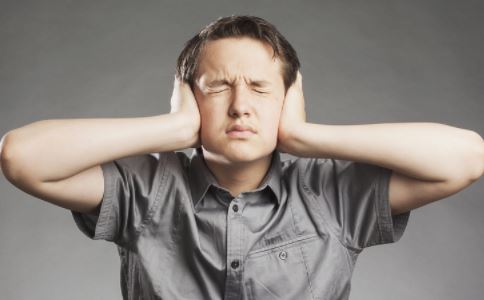 耳朵嗡嗡响，鸣天鼓法可减轻