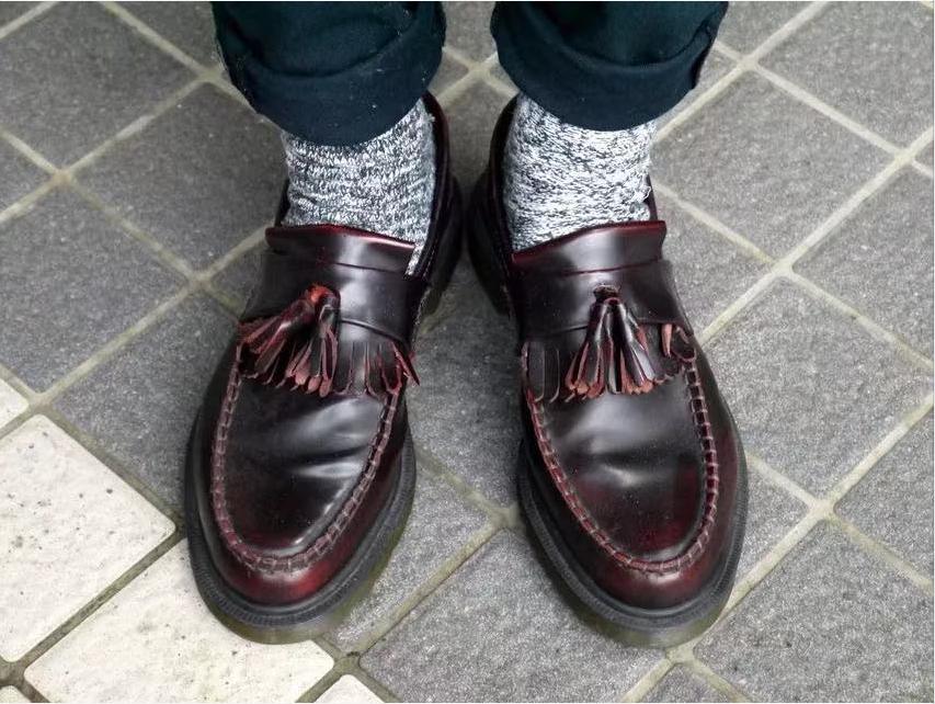 有许多配件的球鞋,拥有这些神器球鞋怎么会洗不干净