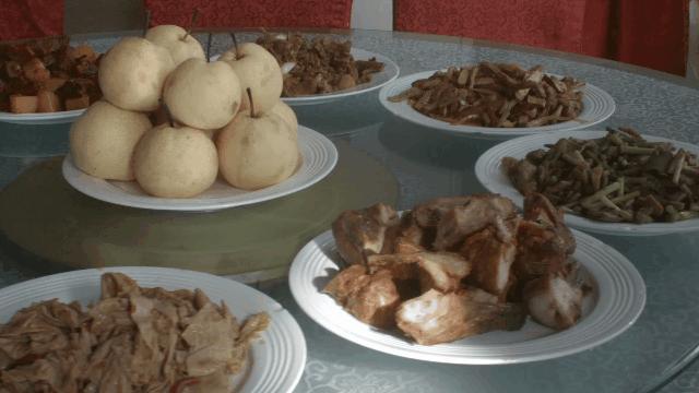 滚动的足球和冰球，你喜欢就来鹅坡武校吧