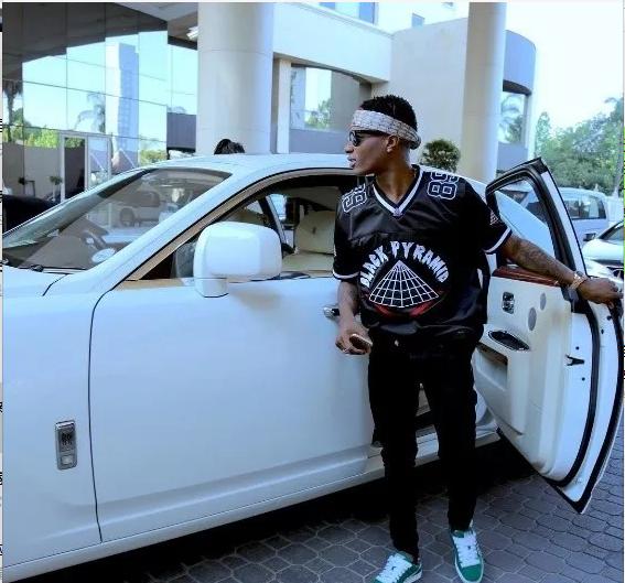 国外富二代圣诞集体炫富：私人飞机只是入门水平，奢侈品堆满全身