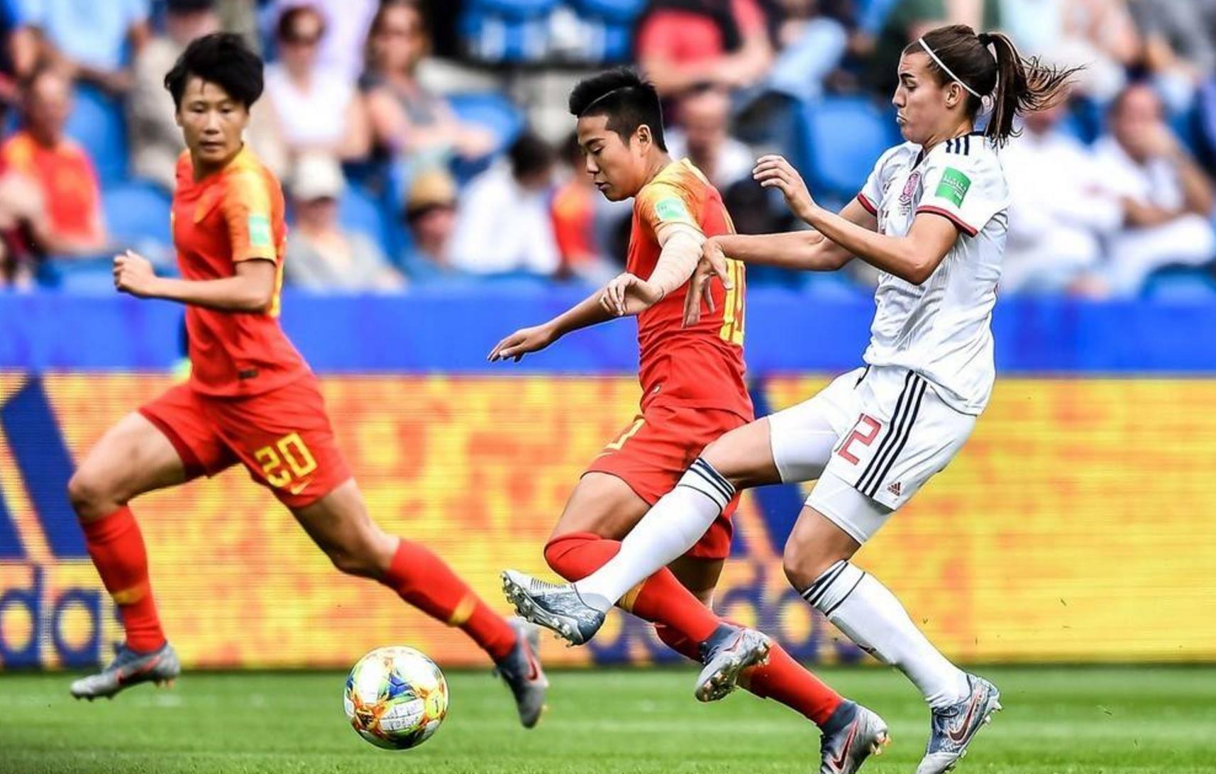中国女足争气！比国足更顽强！晋级！央视：很顽强！彭诗梦完美