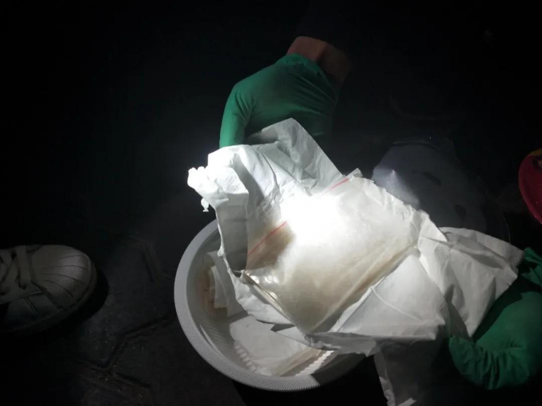 视频直击:警花抓捕女毒贩,千里追击擒主犯,方便面盒内藏端倪