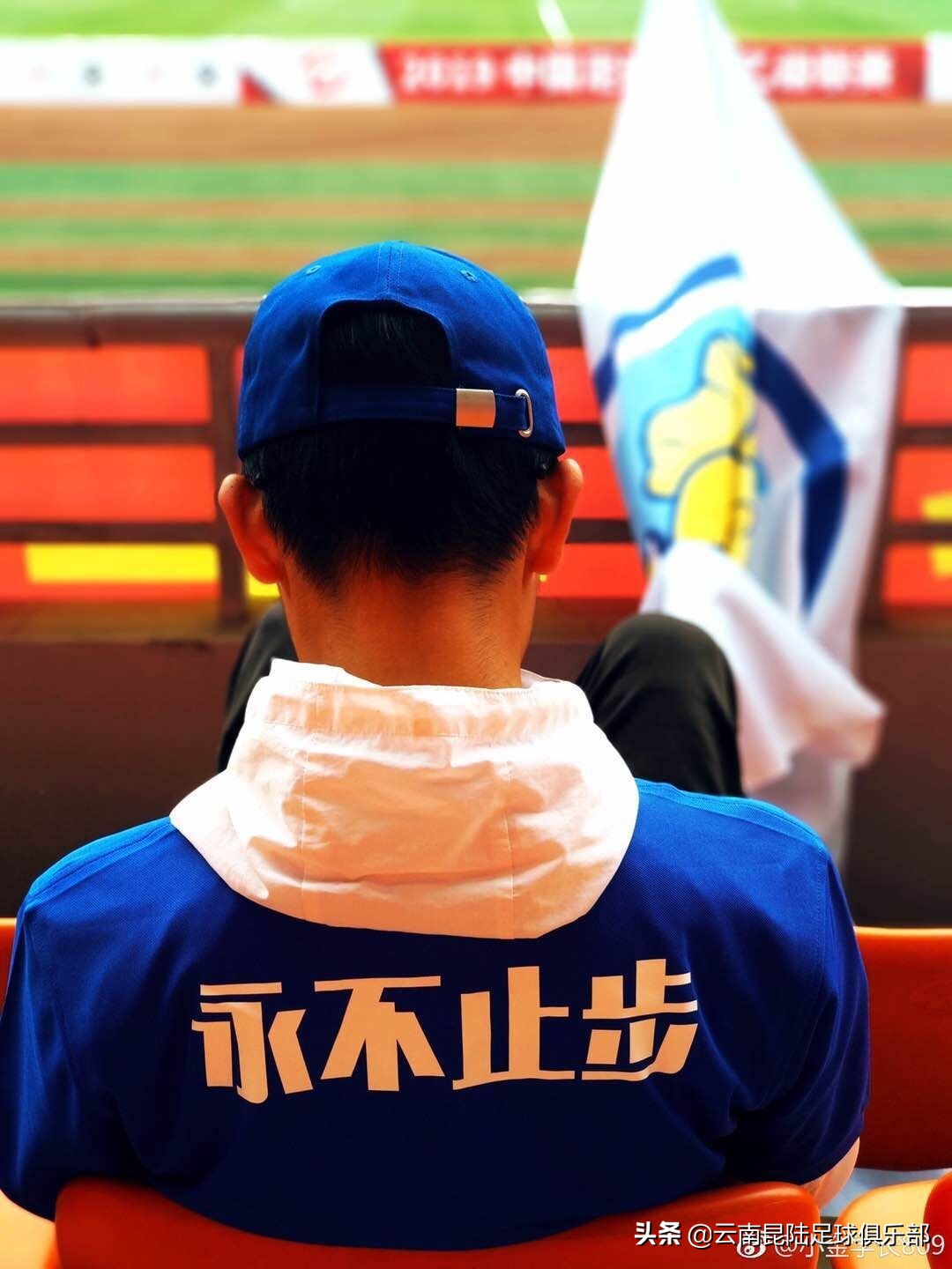 全程热搜他是谁?！球场上的这个“背影”亮了