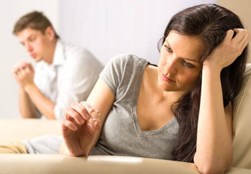 女性绝经后，或会面临4个“难言之隐”，有个很常见，别羞于检查