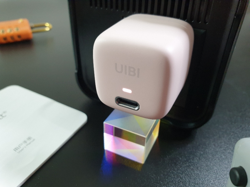 一见倾心!UIBI柚比“小冰块”迷你PD快速充电套装体验
