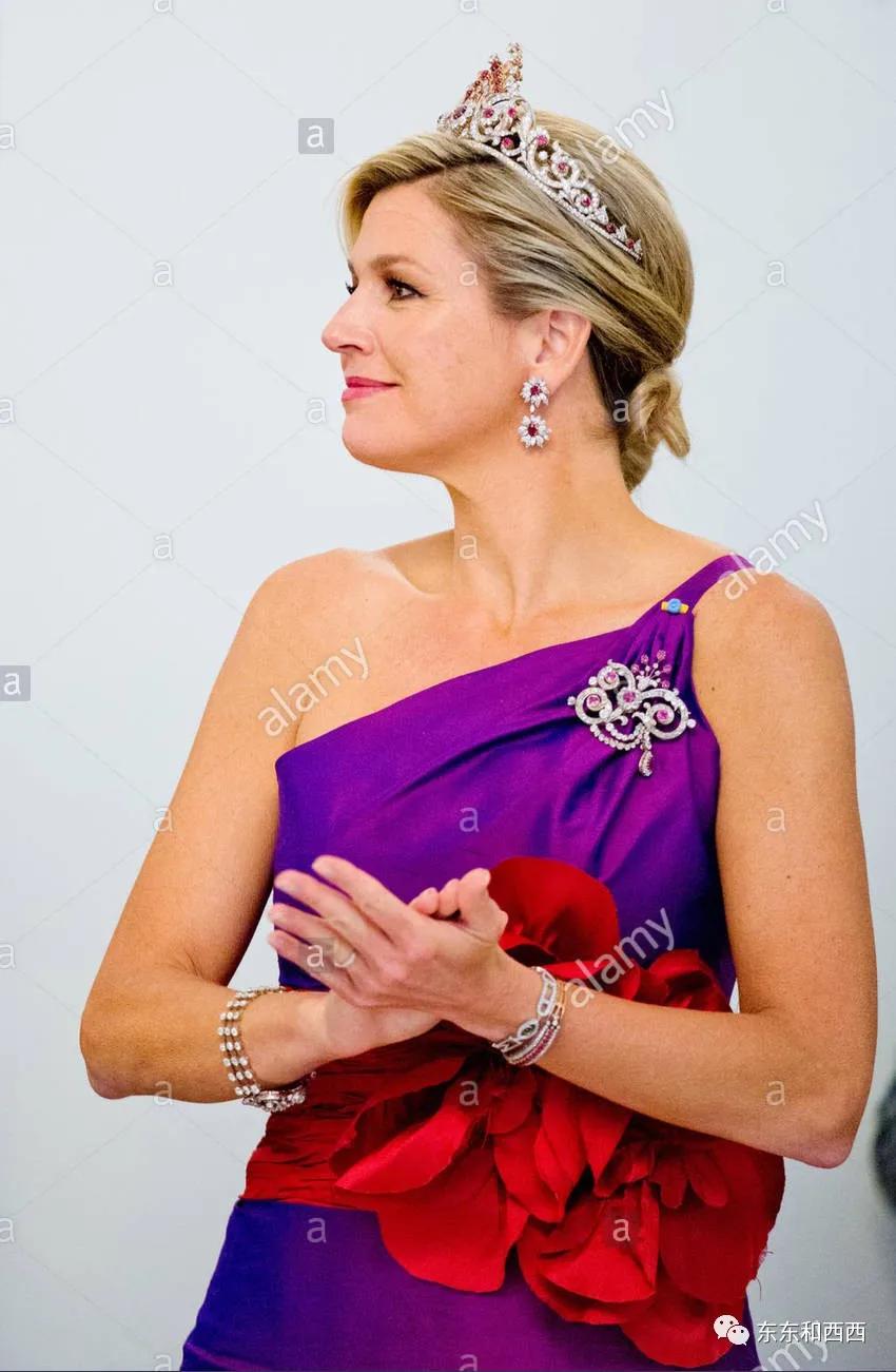 盘点英国女王戴过的王冠,英国女王和凯特戴同样的珠宝