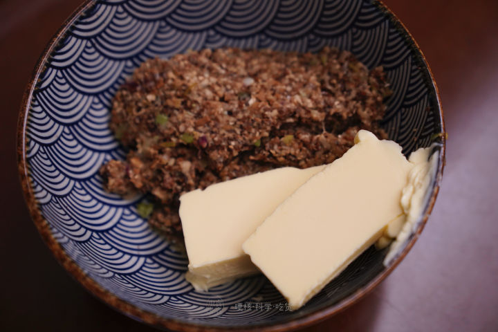 煎牛排爆油怎么办,煎牛排放黑胡椒容易糊吗