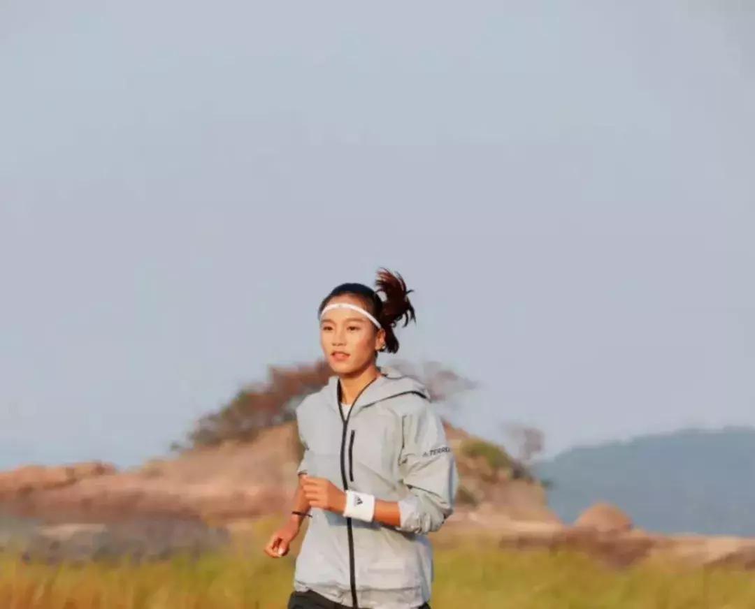 这个女孩子，首马跑2小时50分，首场百公里越野就夺冠