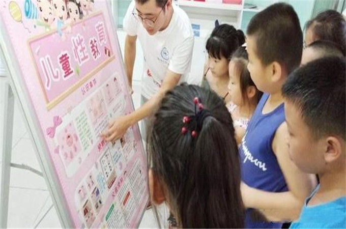 巴西艺术家“行为艺术”，母女行为惹争议，网友：性教育很重要