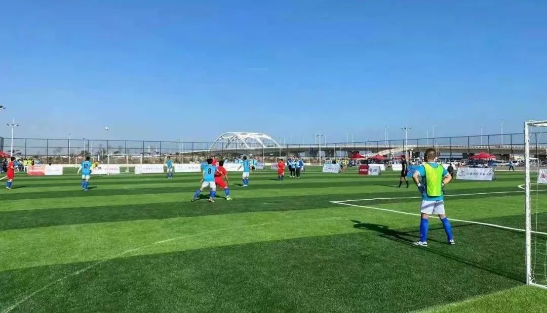 驰骋绿茵场上强健自己的体魄,驰骋绿茵场