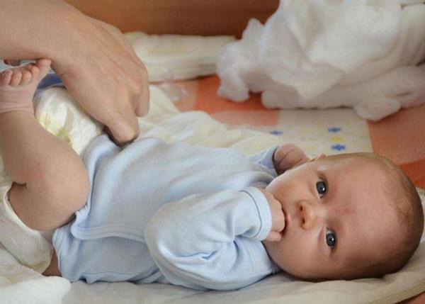 新生儿能给剪指甲么,刚出生的婴儿自己抓破脸部
