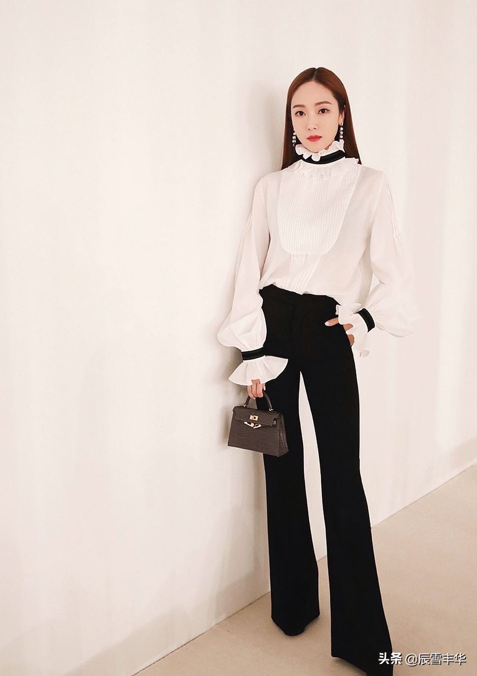 郑秀妍黑色小香风外套配牛仔裤,郑秀妍穿露腰上衣秀身材