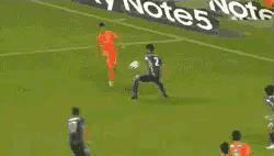 国足低级失误动图gif,国足1-5惨败泰国孙可救球gif