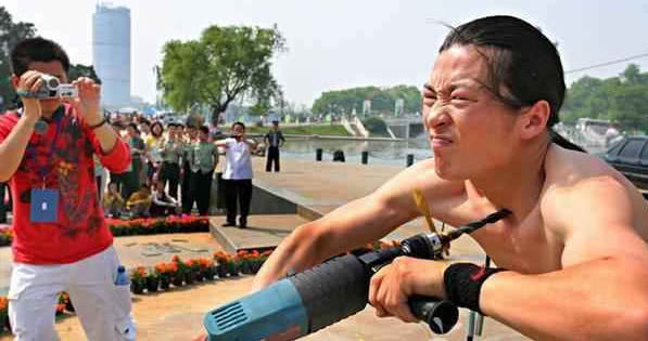 传武人被极真空手道打不还手！五岳散人：空手道兄弟够差了还能赢