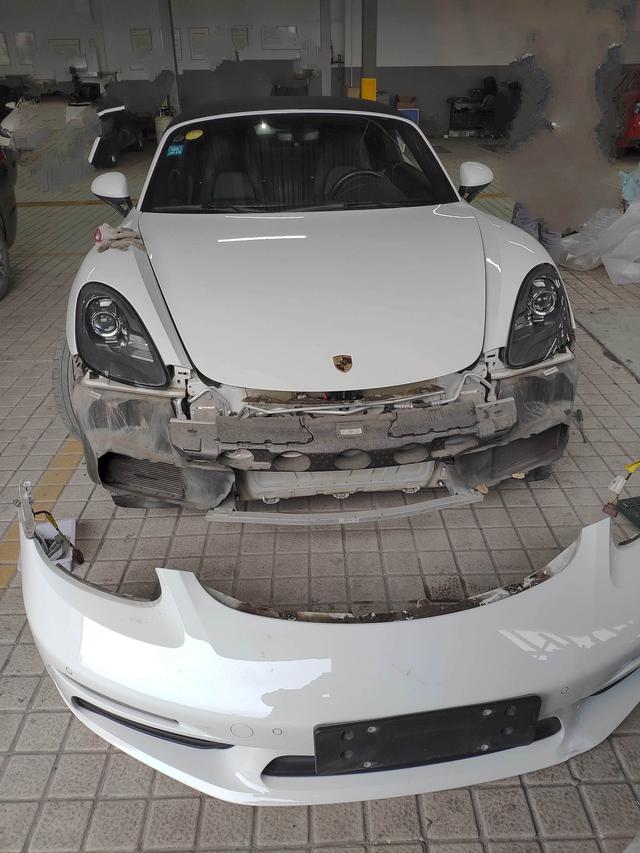 拆掉保险杠做油漆才能做得更完美，这辆保时捷博克斯特就是例子