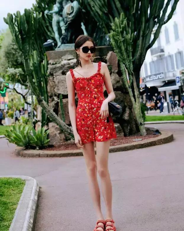 泫雅、迪丽热巴、关晓彤的印花裙，谁的品味更好？