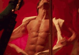 第一次被男生搂肩,第一次被男生拉手搂腰什么感觉