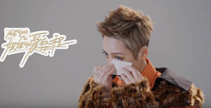 暖心郁可唯唱歌,郁可唯羽绒服蓝色