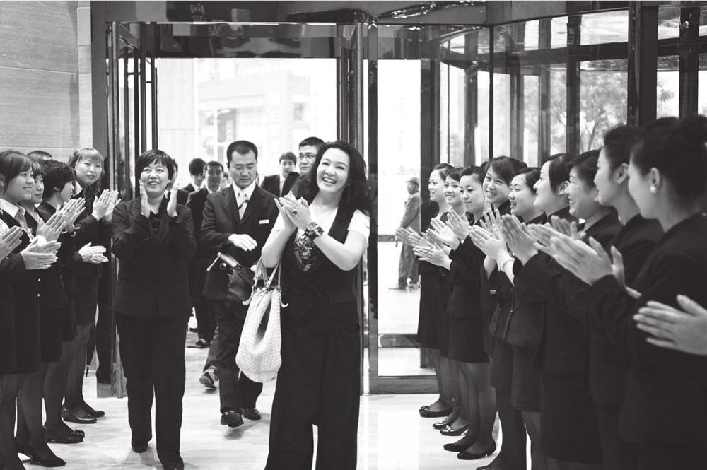 63岁北京女人，曾经开88家餐馆，身家过亿，却被资本踢出局，为啥