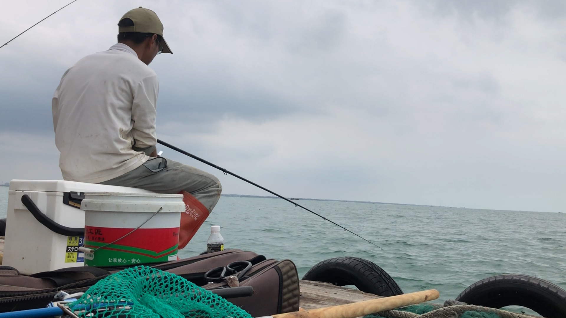 一个小伙钓鱼一年赚几十万,500块钱本钱钓鱼一个月能赚多少钱
