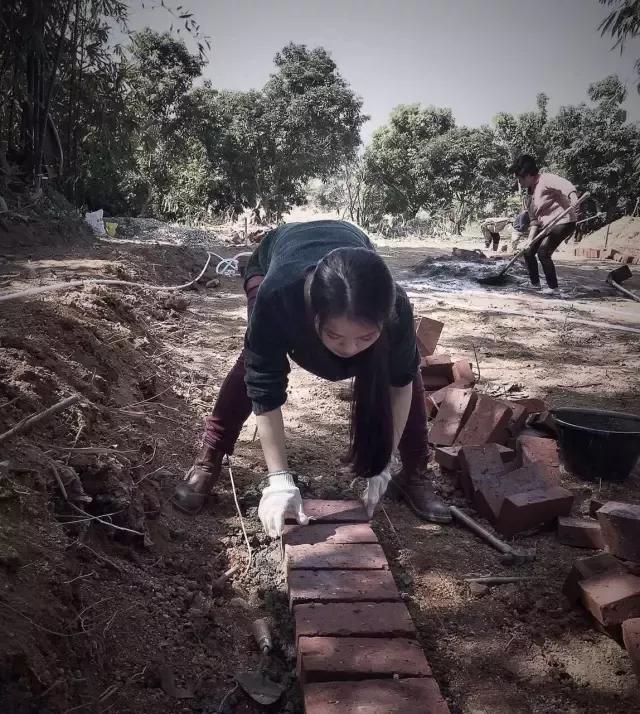 夫妻深山打造500万别墅,90后夫妻隐居山林自建小屋