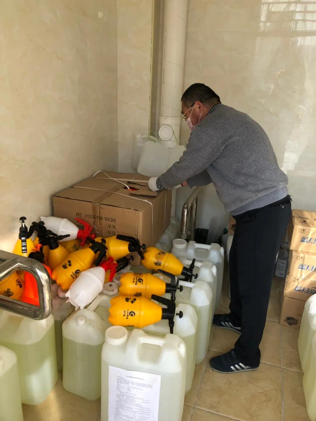 教师每天进行疫情防控,教师疫情防控