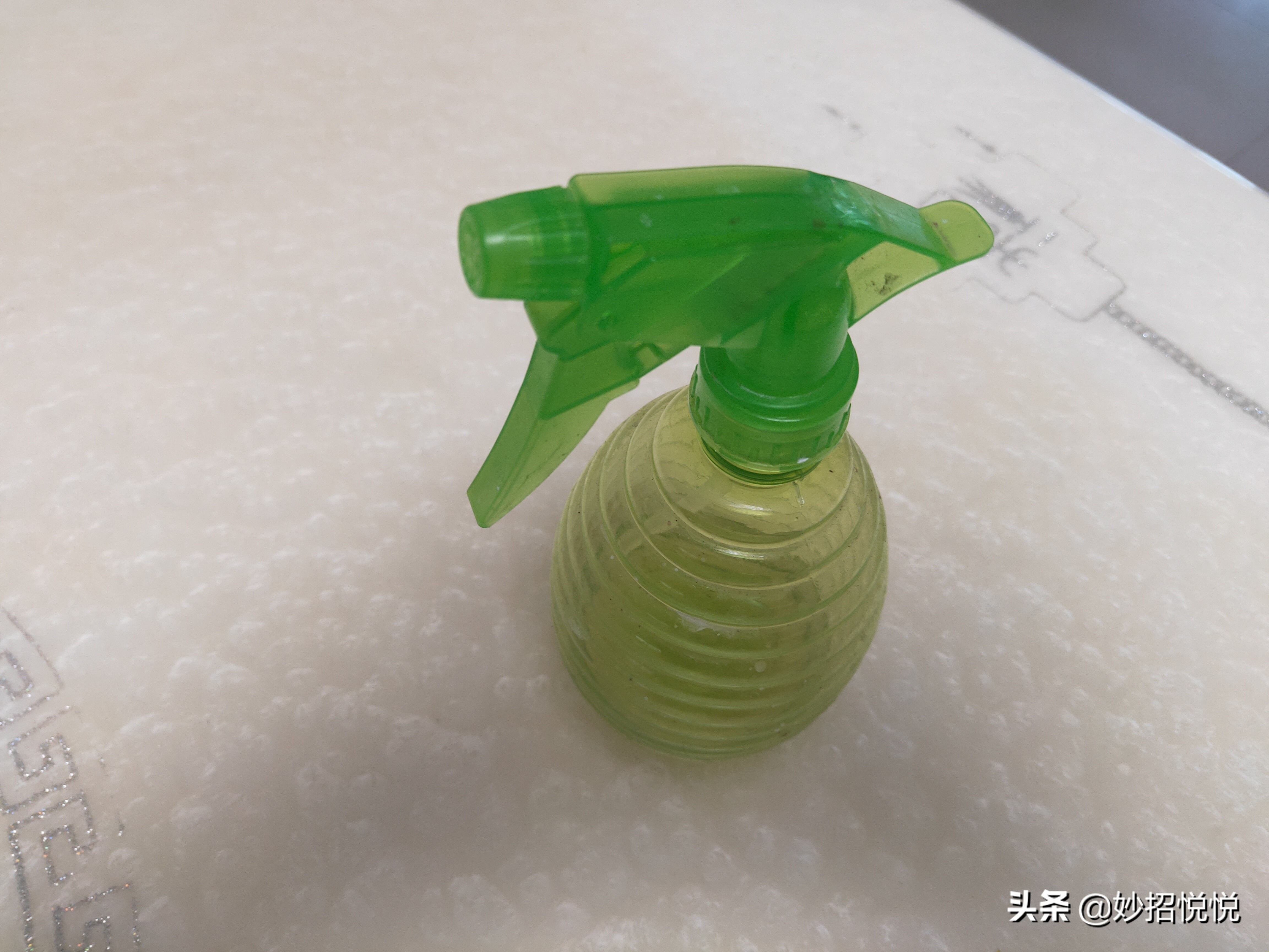 租的房子墙体返潮长霉斑怎么处理,家里墙壁快速除霉最好的方法