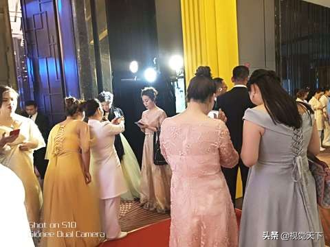 山东东营：数百美女云集酒店华丽登场气势逼人