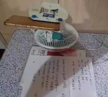 由于瘟情：老师变成了“主播”直播上网课、结果老师涉黄被封号！