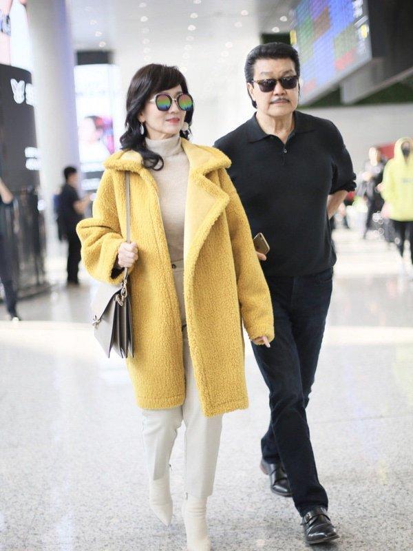 赵雅芝好会玩，穿呢大衣还要粘个大蝴蝶结，不显丑反而挺有时髦感