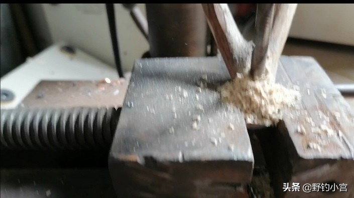 钓鱼怎么用鱼竿支架最好,鱼竿支架怎么用最好用