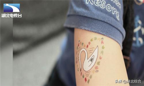 女子非洲旅游手绘纹身，不料红肿发痒患皮炎，医生：小心传染艾滋