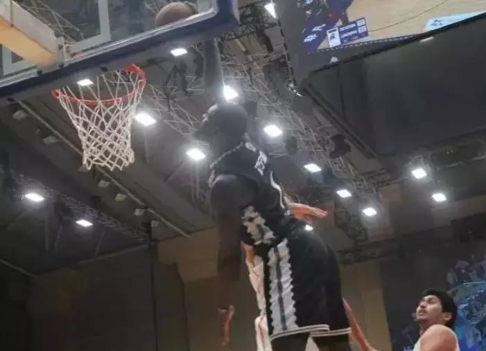 史蒂芬森步行者首秀砍31分,史蒂芬森cba战斧劈扣