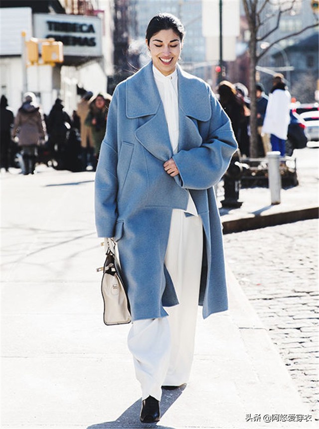 焦糖色大衣和蓝色大衣哪个更好看,焦糖色大衣如何穿出高级感