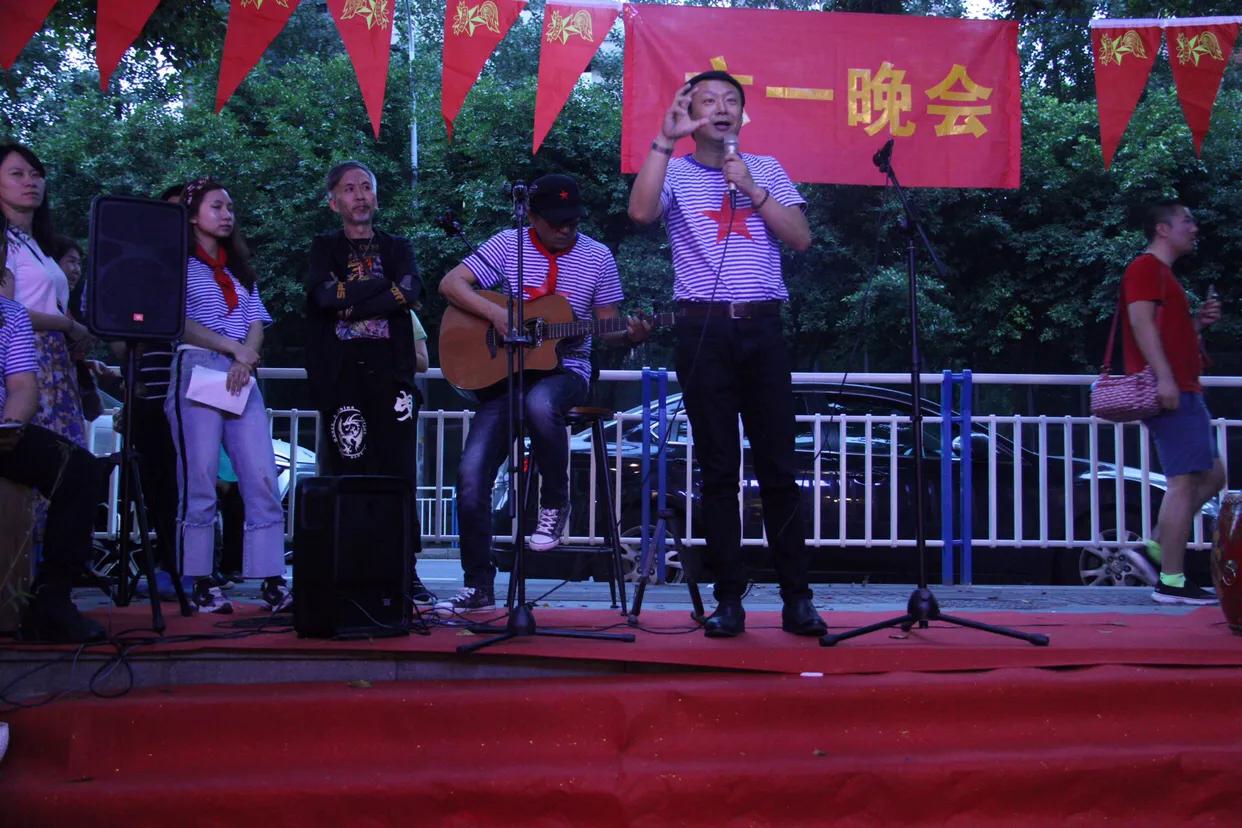 超龄儿童戴红领巾图片,戴红领巾的小朋友六一儿童节