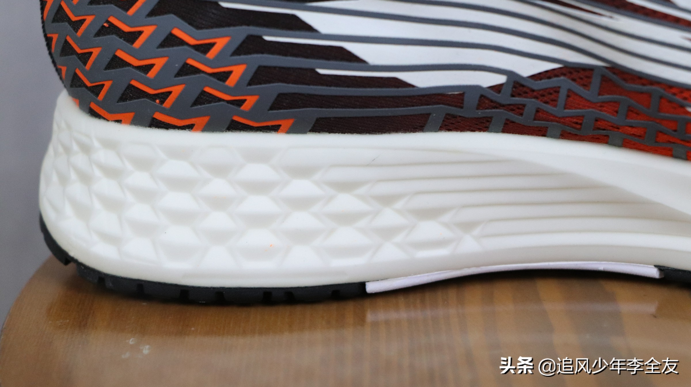 李宁冲云跑鞋和李宁赤兔4哪个好,李宁赤兔5pro在跑鞋中是什么档次