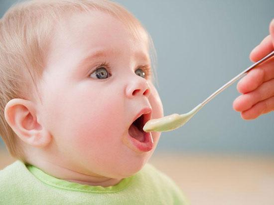 宝宝喂辅食故意到处喷怎么办,宝宝不吃饭妈妈发脾气