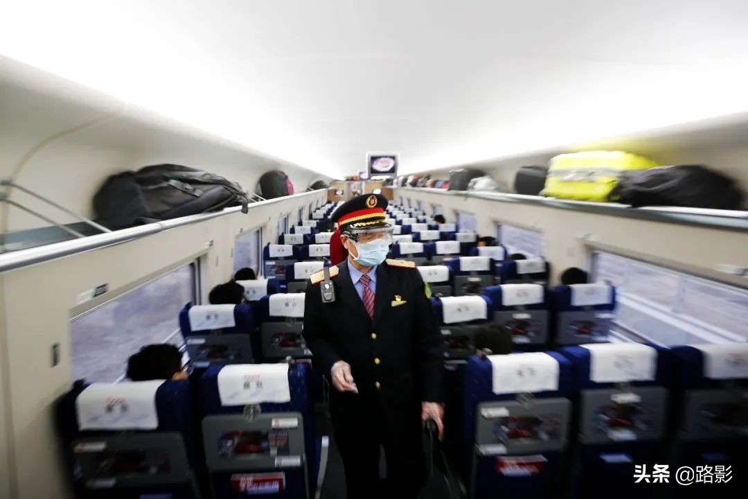 抗击疫情守护平安摄影征稿,战疫情保春运铁路警察在行动