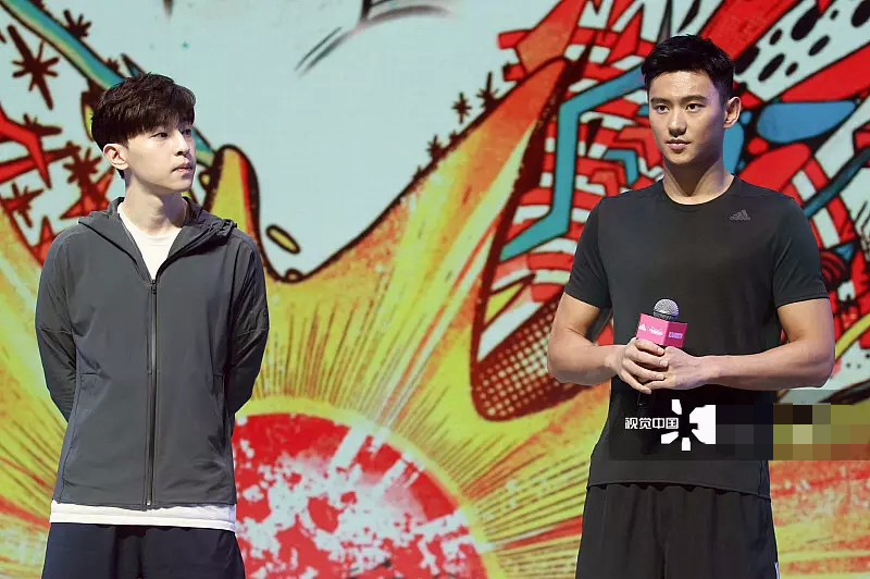 窦靖童门牙笑容灿烂,窦靖童磕破门牙